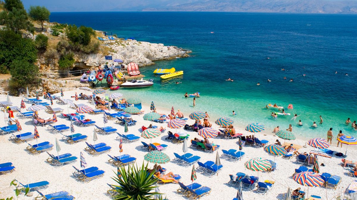 V Řecku za tři dny zadrželi 16 lidí za nelegální slunečníky na plážích